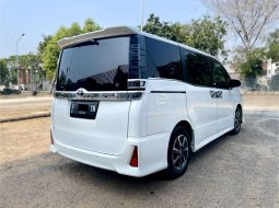 TERMURAH‼️ TOYOTA VOXY 2.0 AT WHITE 2019 5