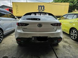 Mazda 3 Hatchback Skyactive 2.0 AT ( Matic ) 2020 Putih Antik Km 17rban Mulus Siap Pakai 7