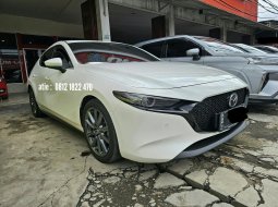 Mazda 3 Hatchback Skyactive 2.0 AT ( Matic ) 2020 Putih Antik Km 17rban Mulus Siap Pakai 2