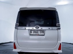 Toyota Voxy 2.0 A/T 2018 12