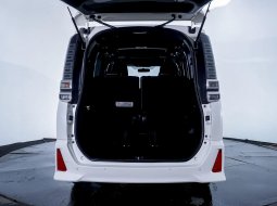 Toyota Voxy 2.0 A/T 2018 8