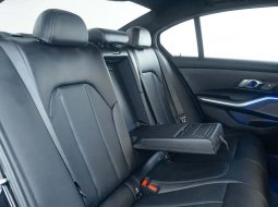 BMW 330i 2.0 M Sport AT 2022 Hitam 9