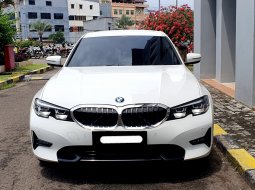 BMW 3 Series 320i 2022 putih km 12 ribuan