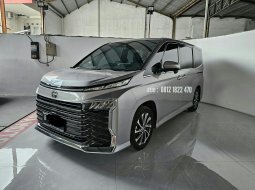 Toyota Voxy 2.0 AT ( Matic ) 2022 Abu² muda low km 36rban New Model Good Condition siap pakai 3