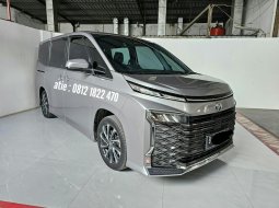 Toyota Voxy 2.0 AT ( Matic ) 2022 Abu² muda low km 36rban New Model Good Condition siap pakai 2