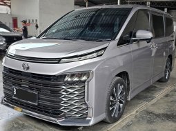 Toyota Voxy A/T ( Matic ) 2022 Silver Km 36rban Mulus Gress Siap Pakai 3