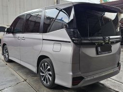 Toyota Voxy A/T ( Matic ) 2022 Silver Km 36rban Mulus Gress Siap Pakai 4