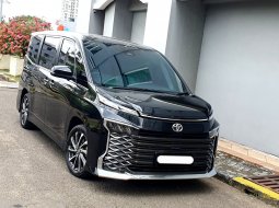 Toyota Voxy CVT 2023 hitam km 20rban tss cash kredit proses bisa dibantu