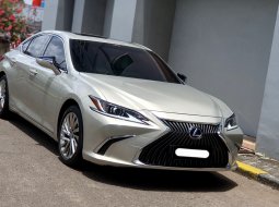 Lexus ES 300h Ultra Luxury 2018 cream km 23 ribuan pajak panjang cash kredit proses bisa