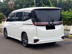 Toyota Voxy CVT 2024 putih km 2 ribuan cash kredit proses bisa dibantu 7