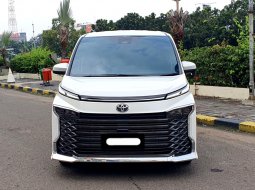 Toyota Voxy CVT 2024 putih km 2 ribuan cash kredit proses bisa dibantu