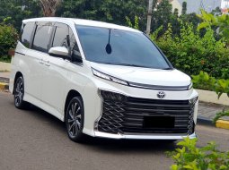 Toyota Voxy CVT 2024 putih km 2 ribuan cash kredit proses bisa dibantu 2