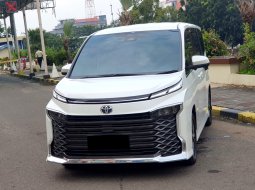 Toyota Voxy CVT 2024 putih km 2 ribuan cash kredit proses bisa dibantu 3