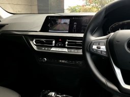 BMW 2 Series 218i 2022 putih km 17 ribuan sedan 8