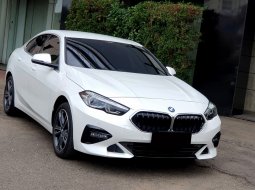 BMW 2 Series 218i 2022 putih km 17 ribuan sedan 2