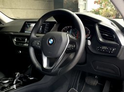 BMW 2 Series 218i 2022 putih km 17 ribuan sedan 20