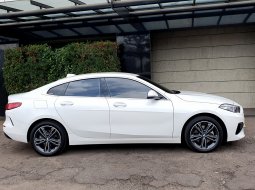 BMW 2 Series 218i 2022 putih km 17 ribuan sedan 4