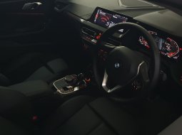 BMW 2 Series 218i 2022 putih km 17 ribuan sedan 19