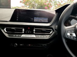 BMW 2 Series 218i 2022 putih km 17 ribuan sedan 9