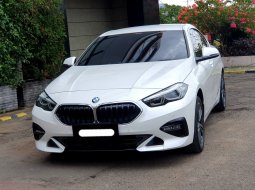 BMW 2 Series 218i 2022 putih km 17 ribuan sedan 1