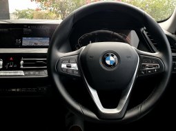 BMW 2 Series 218i 2022 putih km 17 ribuan sedan 10