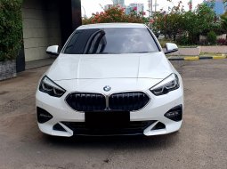 BMW 2 Series 218i 2022 putih km 17 ribuan sedan 3