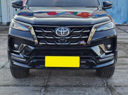 Toyota Fortuner New  4x4 2.8 GR Sport A/T DSL GR SPORT 2023 Hitam km low 16 ribuan