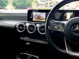 Mercedes-Benz CLA 200 AMG Line 2022 kuning km 8 ribuan 9