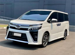 Toyota Voxy 2.0 A/T 2019 Putih 2