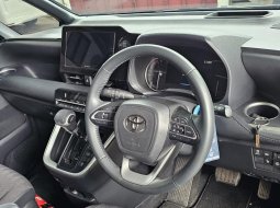 Toyota Voxy A/T ( Matic ) 2024 Hitam Km 11rban Mulus Gress Siap Pakai 9