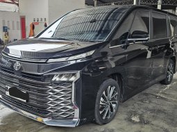 Toyota Voxy A/T ( Matic ) 2024 Hitam Km 11rban Mulus Gress Siap Pakai 3