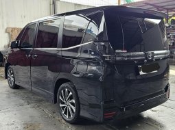 Toyota Voxy A/T ( Matic ) 2024 Hitam Km 11rban Mulus Gress Siap Pakai 4