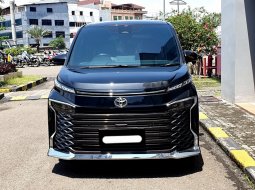 Toyota Voxy CVT 2023 hitam matic km 19rban