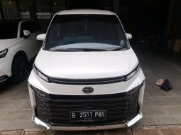 Toyota Voxy 2.0 AT 2022 Putih