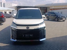 Toyota Voxy 2.0 A/T 2022 Putih 