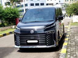 Toyota Voxy CVT 2022 hitam km 28 ribuan cash kredit proses bisa dibantu