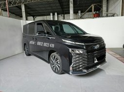 Toyota Voxy 2.0 AT ( Matic ) 2024 Hitam Low km 11rban Good Condition siap pakai 2