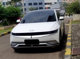 Hyundai Ioniq Signature 2022 5 long range putih 2