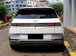 Hyundai Ioniq Signature 2022 5 long range putih 5