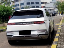 Hyundai Ioniq Signature 2022 5 long range putih 4