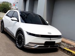 Hyundai Ioniq Signature 2022 5 long range putih 3