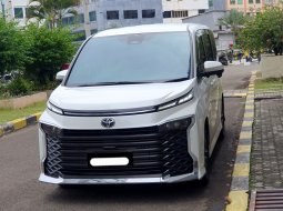 Toyota Voxy CVT 2023 putih km 25 ribuan pajak panjang