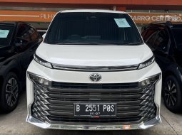 NEW TOYOTA VOXY 2.0 AT 2022 PUTIH