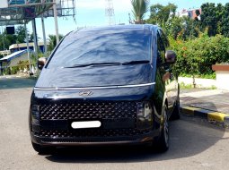 Hyundai Staria Signature 9 2023 hitam diesel km 20 ribuan