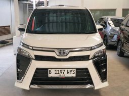 Toyota Voxy 2.0 AT 2018 Putih