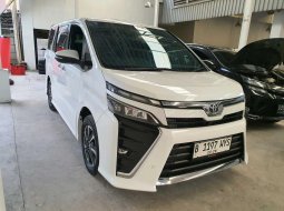 Toyota Voxy 2.0 AT 2018 Putih 2