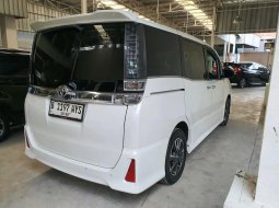 Toyota Voxy 2.0 AT 2018 Putih 5