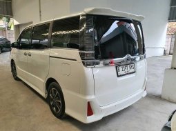 Toyota Voxy 2.0 AT 2018 Putih 6