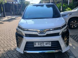 Toyota Voxy 2.0 A/T 2018 Putih