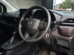 Toyota Avanza 1.3E AT 2023 hitam 12